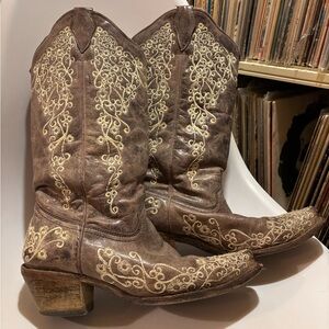 Brown Corral Women’s Cowboy Boots with Embroidered Design
